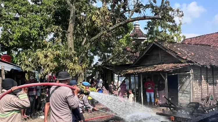 Polsek Babat dan Warga Sigap Padamkan Kebakaran Rumah di Sumurgenuk