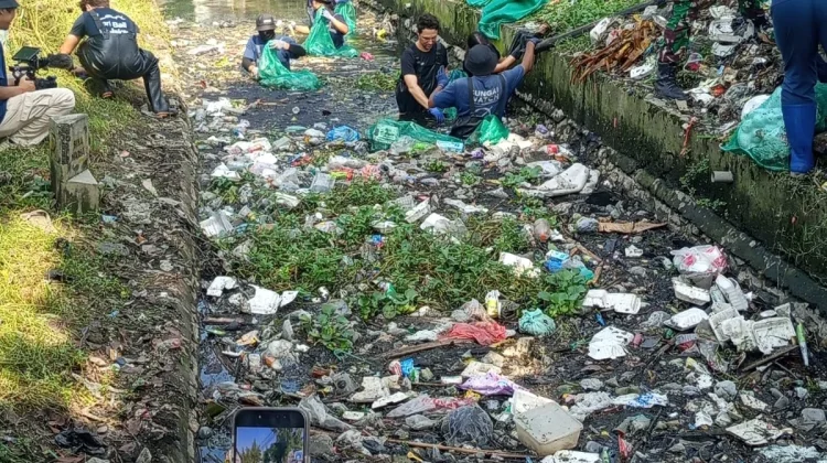 Hari Kedua di Lamongan, Sungai Watch bersama UPTD PSDA Babat Bersihkan Kali Konang