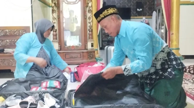 Pasangan Penjual Ikan Asal Lamongan Berangkat Haji setelah Menabung 7 Tahun
