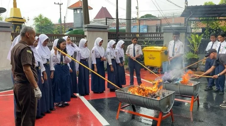 Kejari Tuban Libatkan Pelajar dalam Pemusnahan Barang Bukti Sebagai Edukasi