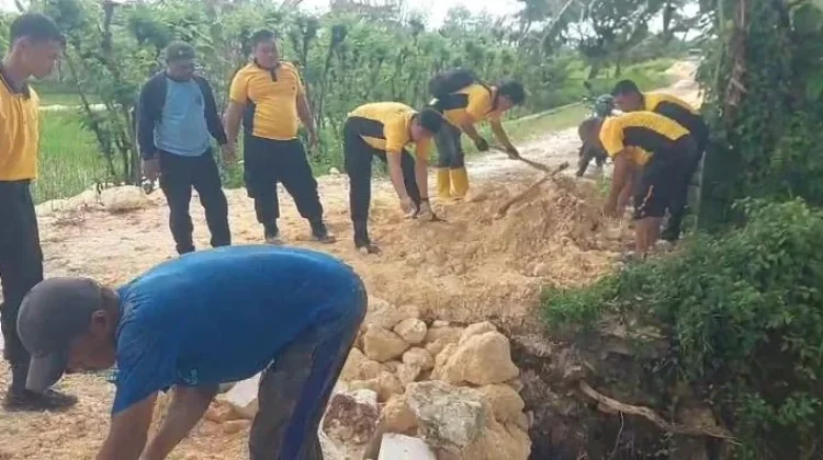 Polres Lamongan Bersama Warga Tangani Jembatan Ambrol di Solokuro