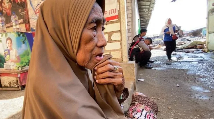 Tiga Kali Kiosnya Terbakar, Isak Tangis Pedagang Lansia Pasar Baru Tuban