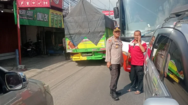 Polsek Babat Urai Kemacetan Parah Dampak Kecelakaan di Perbatasan Tuban