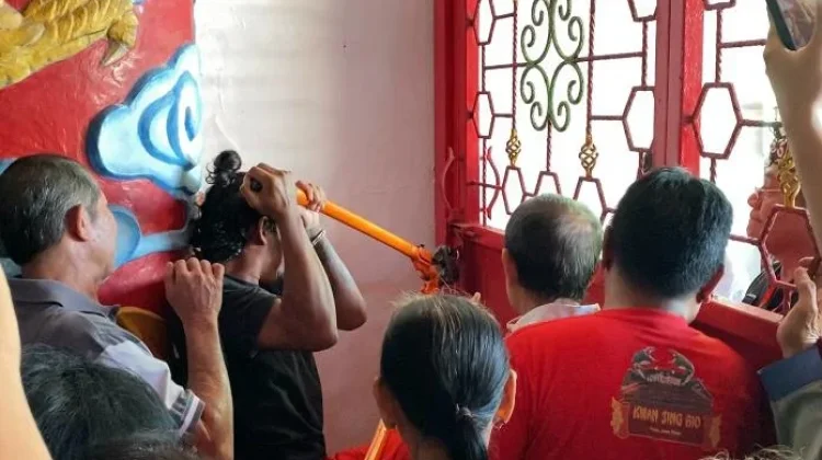 Umat Konghucu Bongkar Paksa Gembok Klenteng Kwan Sing Bio