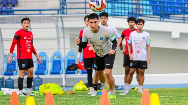 Pemain Persela dan Barito Siap Saling Sikut Berebut 3 Poin