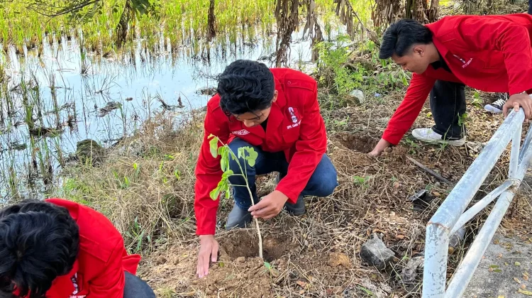 GMNI Unisla Lamongan Tanam Ratusan Pohon, Peduli Lingkungan di Hari Bumi