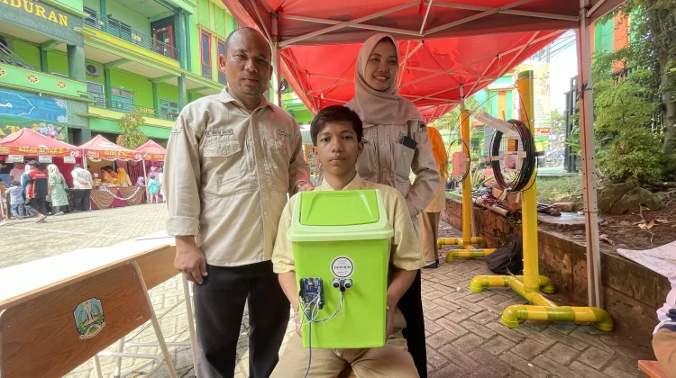 Kembangkan Ilmu, Siswa SMK di Lamongan Ciptakan Tempat Sampah Otomatis