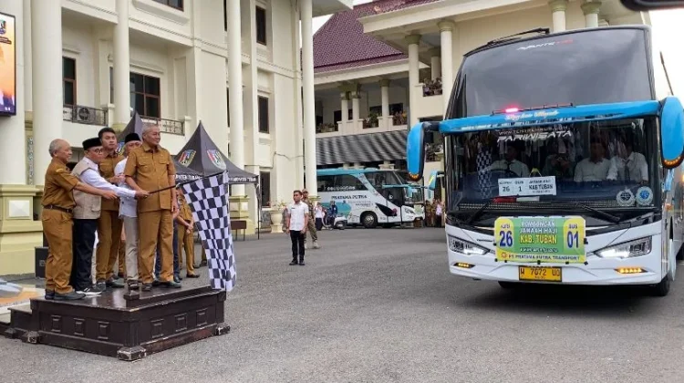 Jemaah Haji Tuban Kloter 26 Diberangkatkan, Bupati: Jaga Kesehatan