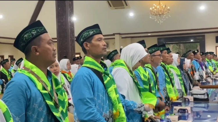 777 Jemaah Haji Lamongan Kloter 30 dan 31 Berangkat menuju Asrama Haji