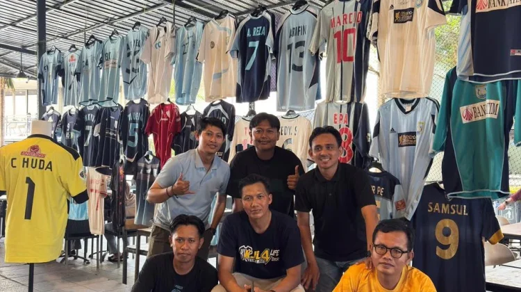 Peringati HUT ke-59 Persela, Komunitas Jersey Lamongan Pamerkan Jersey Bersejarah