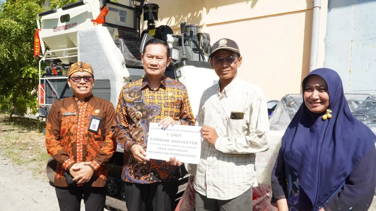 Dorong Modernisasi Pertanian, Tiga Poktan di Lamongan Terima Bantuan Kombi