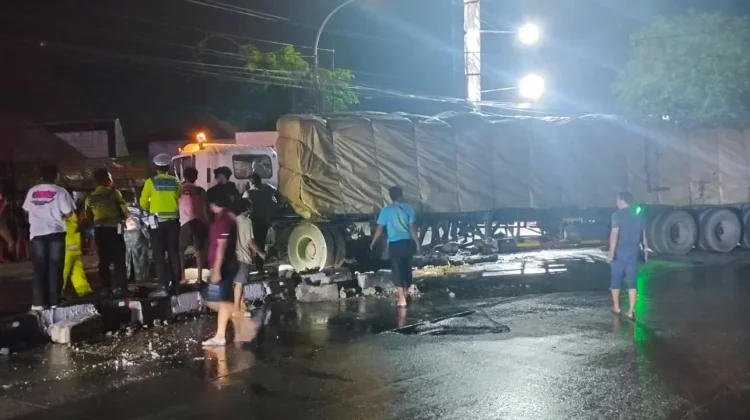 Laka Truk di Turunan Jembatan Widang, Simpang Mira Macet Parah