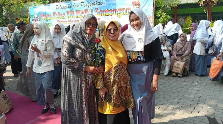 Unik, Garden Party Tema Perpisahan MAN 1 Lamongan, Bunga untuk Orang Tua