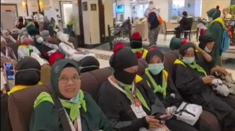 Mawar Merah di Kerudung Jadi Penanda Unik Jemaah Haji Lamongan