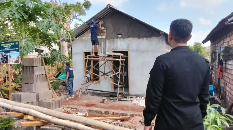 Warga Binaan Lapas Tuban Bantu Renovasi Rumah Tidak Layak Huni
