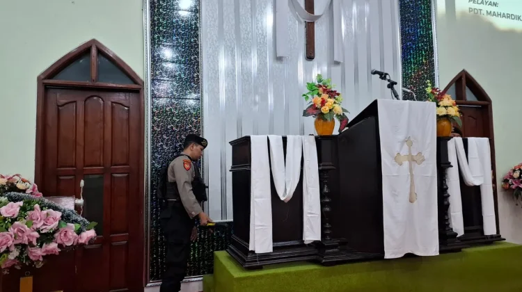 Polres Lamongan Sterilisasi Gereja saat Ibadah Kenaikan Yesus Kristus