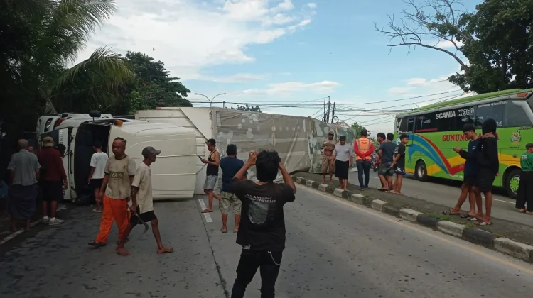 Truk Muatan Sabun Terguling di Babat Lamongan, Akibatkan Macet Panjang