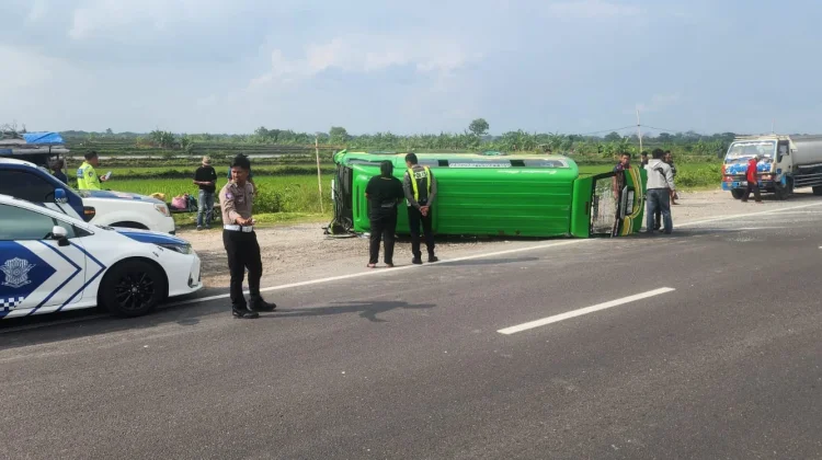 Elf Rombongan Penumpang Terguling di JLU Lamongan, Enam Orang Terluka