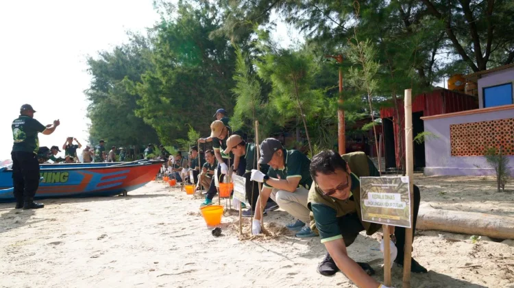 Suhu di Tuban Semakin Panas, TPPI Gelar Aksi Tanam Pohon di Wilayah Pesisir