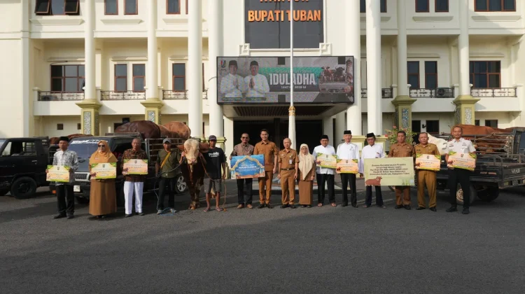 Bupati Tuban Serahkan 42 Hewan Kurban di Seluruh Kecamatan dan Instansi