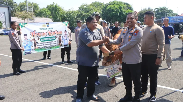 Menjelang Iduladha, Polres Tuban Serahkan Bantuan 42 Hewan Ternak