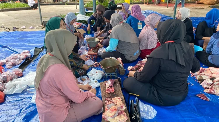 Masjid Agung Tuban Sembelih 5 Ekor Sapi, 1.500 Bungkus Daging Telah Dibagikan