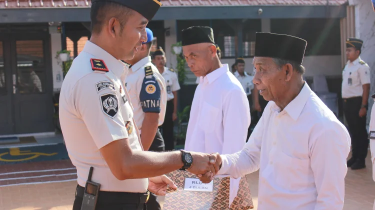 Lapas Tuban Bagikan Remisi kepada Warga Binaan Lansia
