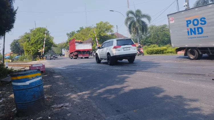 KAI Daop 8 Rawat Rel Lamongan, Pengguna Jalan Diimbau Waspada