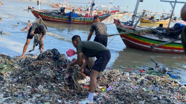 Peringati Hari Lingkungan Hidup Batalyon 932 Sunan Bonang Tuban Bersih Panta