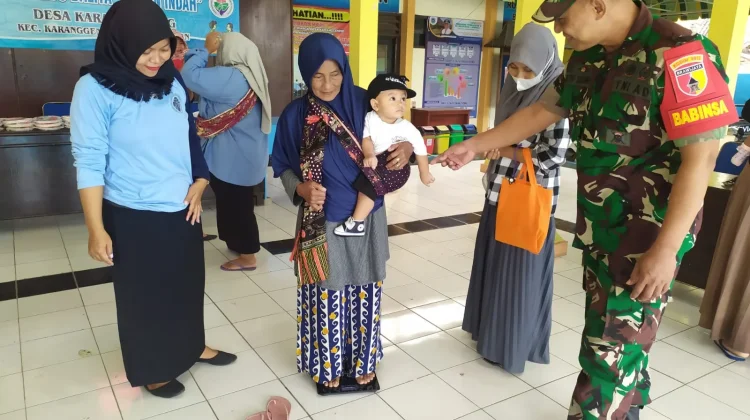 Dukung Cegah Stunting, Babinsa Karanggeneng Dampingi Penimbangan Balita