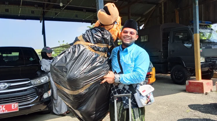 Jemaah Haji Tuban Bawa Oleh-oleh Boneka Unta Raksasa