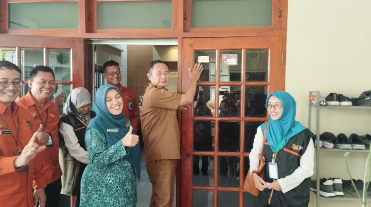 Turut Sukseskan Sensus Ekonomi, Bupati Lamongan Jadi Pertama yang Didata
