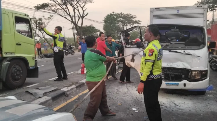 Tabrakan Beruntun di Karanglangit Lamongan, Tiga Orang Terluka