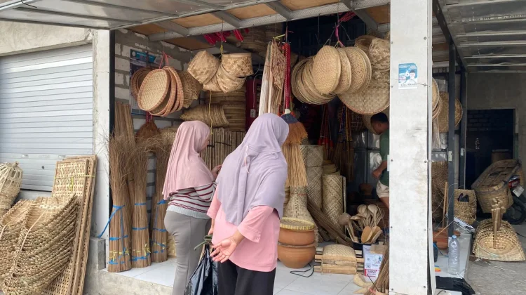 Harga Anyaman Bambu di Pasar Baru Tuban Merangkak Naik