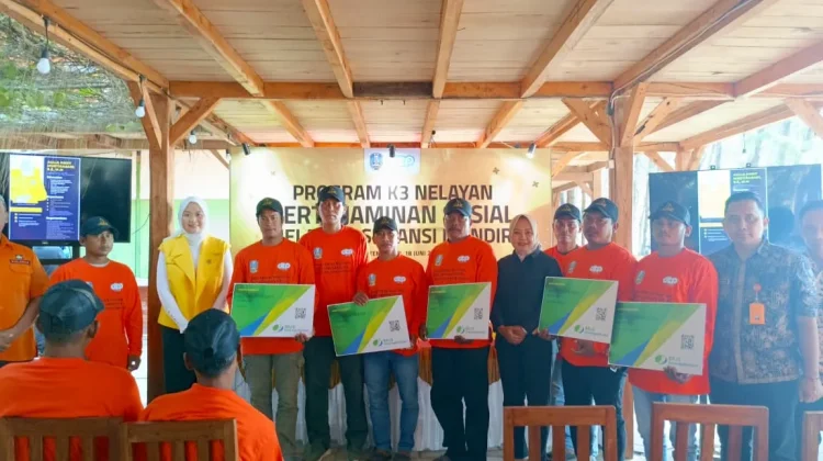 Sebanyak 50 Nelayan di Tuban Terima Bantuan Jaminan Sosial