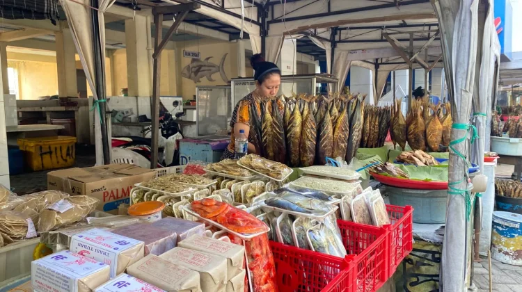 Cuaca Ekstrem, Pedagang Ikan Asap Tuban Laris saat Musim Liburan