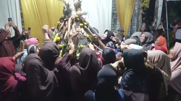 Suran Agung di Lamongan Berebut Gunungan, Lestarikan Tradisi Leluhur