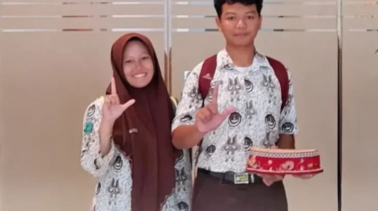 Songgola, Produk Ciptaan Siswa MAN 1 Lamongan Songkok Berbahan Eceng Gondok