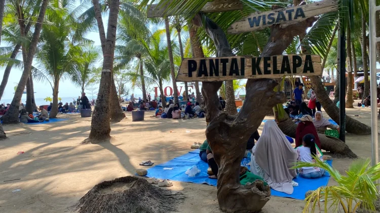 Momen Libur Sekolah, Ribuan Pengunjung Padati Wisata Pantai Kelapa Tuban