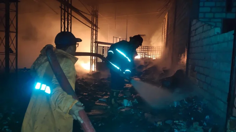 Gudang Rongsokan di Sukodadi Terbakar, Kerugian Ditaksir Capai Rp1 Miliar