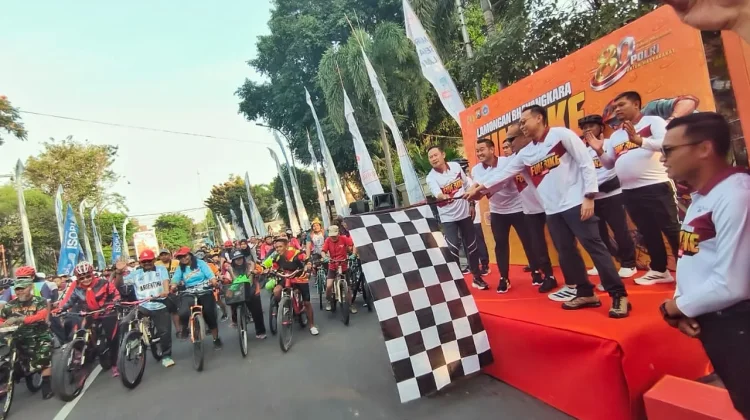 Ribuan Peserta Semarakkan Lamongan Bhayangkara Fun Bike 2026
