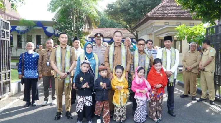 Bupati Lamongan Ajak Ayah Antar Anak di Hari Pertama Sekolah