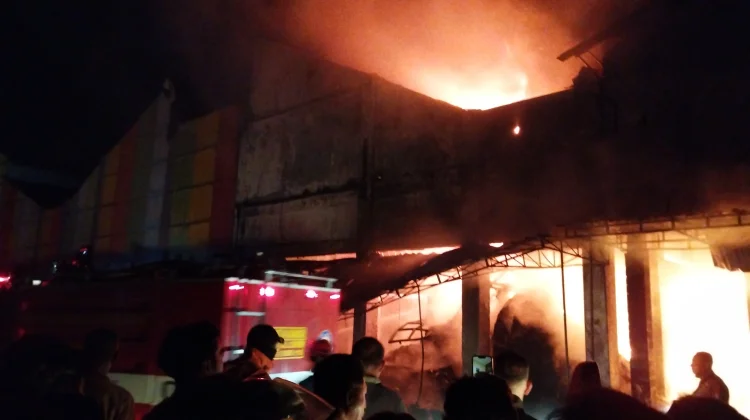 Kebakaran Hebat Hanguskan Sekitar 10 Stan di Pasar Agrobis Babat