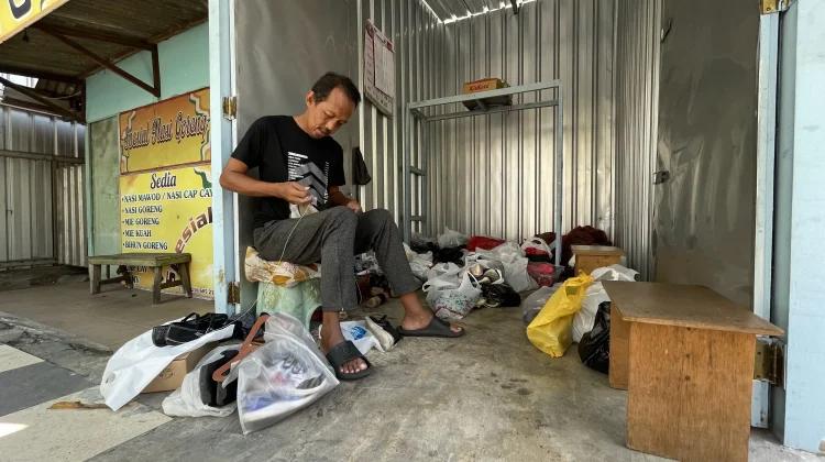 Jelang Tahun Ajaran Baru, Jasa Sol Sepatu di Lamongan Banjir Pesanan