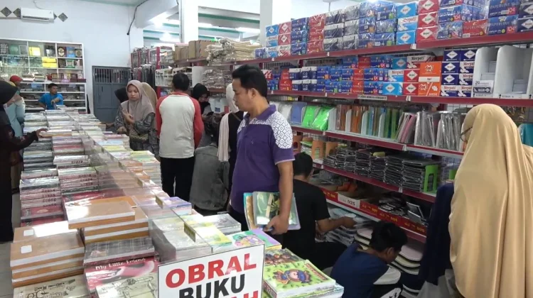 Tahun Ajaran Baru, Toko Alat Tulis di Lamongan Laris