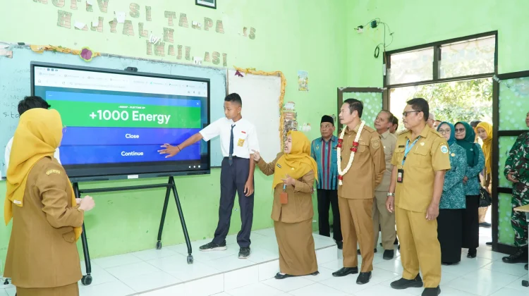 Hari Pertama MPLS, Bupati Lamongan Tinjau Sekolah dan Dorong Peran Ayah