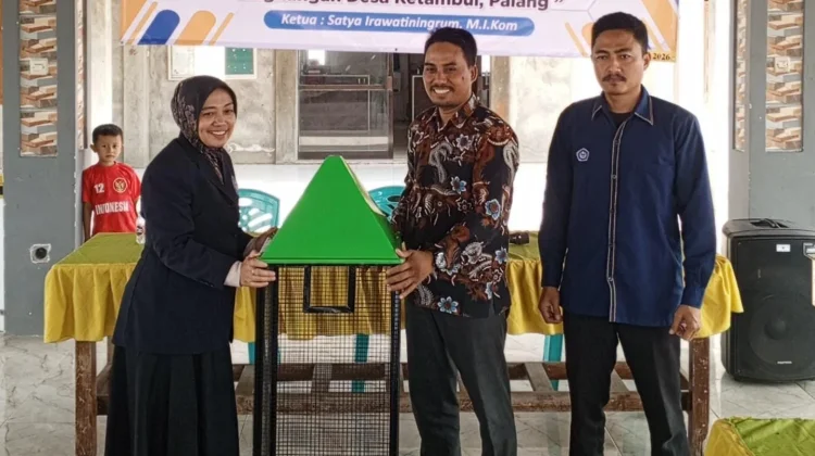 Tim PKM Unirow Tuban Serahkan Bantuan Alat Pengolah Sampah Menjadi Paving Block