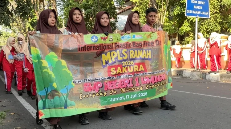 Bag Free Day Warnai Penutupan MPLS SMPN 1 Lamongan, Peduli Lingkungan