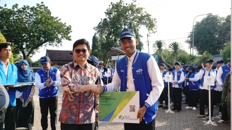 BPJSTK Jamin Keselamatan Ratusan Mahasiswa KKN Unirow Tuban