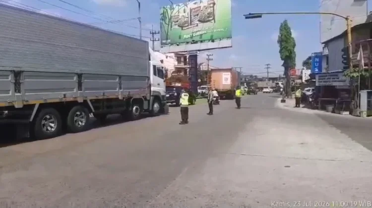 Satlantas Polres Lamongan Rekayasa Arus Lalu Lintas Atasi Macet Haul Langitan